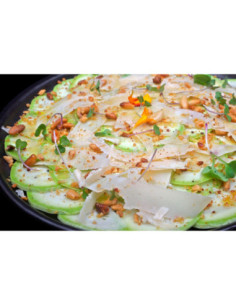 Laminado de calabacín con cherris, parmesano y piñones