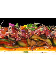 Tataki de atún rojo con verduritas al wok