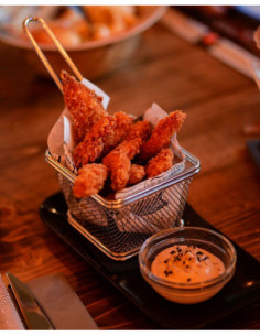 Tiras de pollo crujiente con mayonesa de siracha