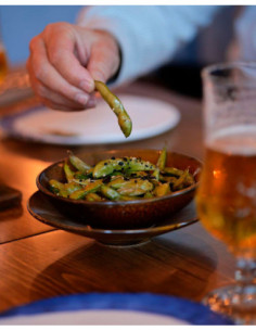 Edamame salteados con aceite de trufa