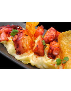 Pulpo con cremoso de patata y aceite de pimentón rojo